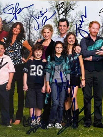 "Modern Family" Cast Signed Photo 10x8